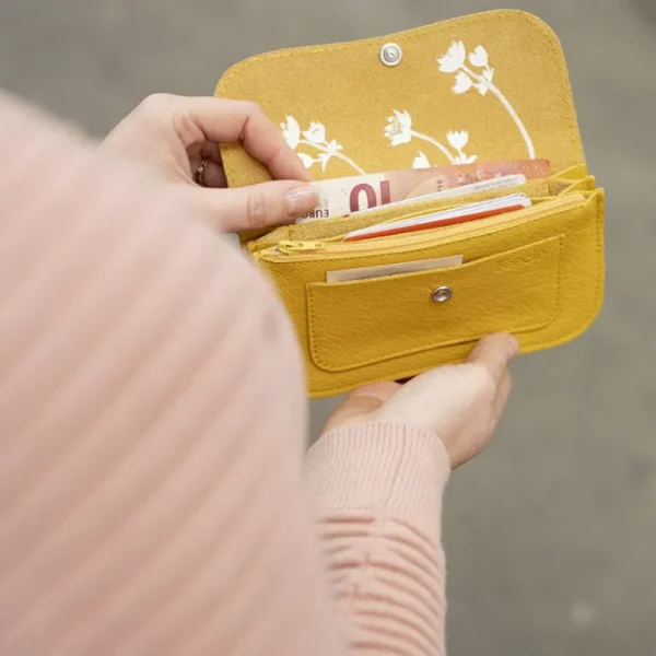 Wallet, Flash Forward,<Keecie New